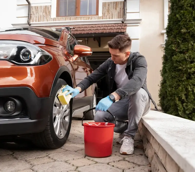 Lavage auto à domicile Porcelette : professionnel intervenant sur un véhicule